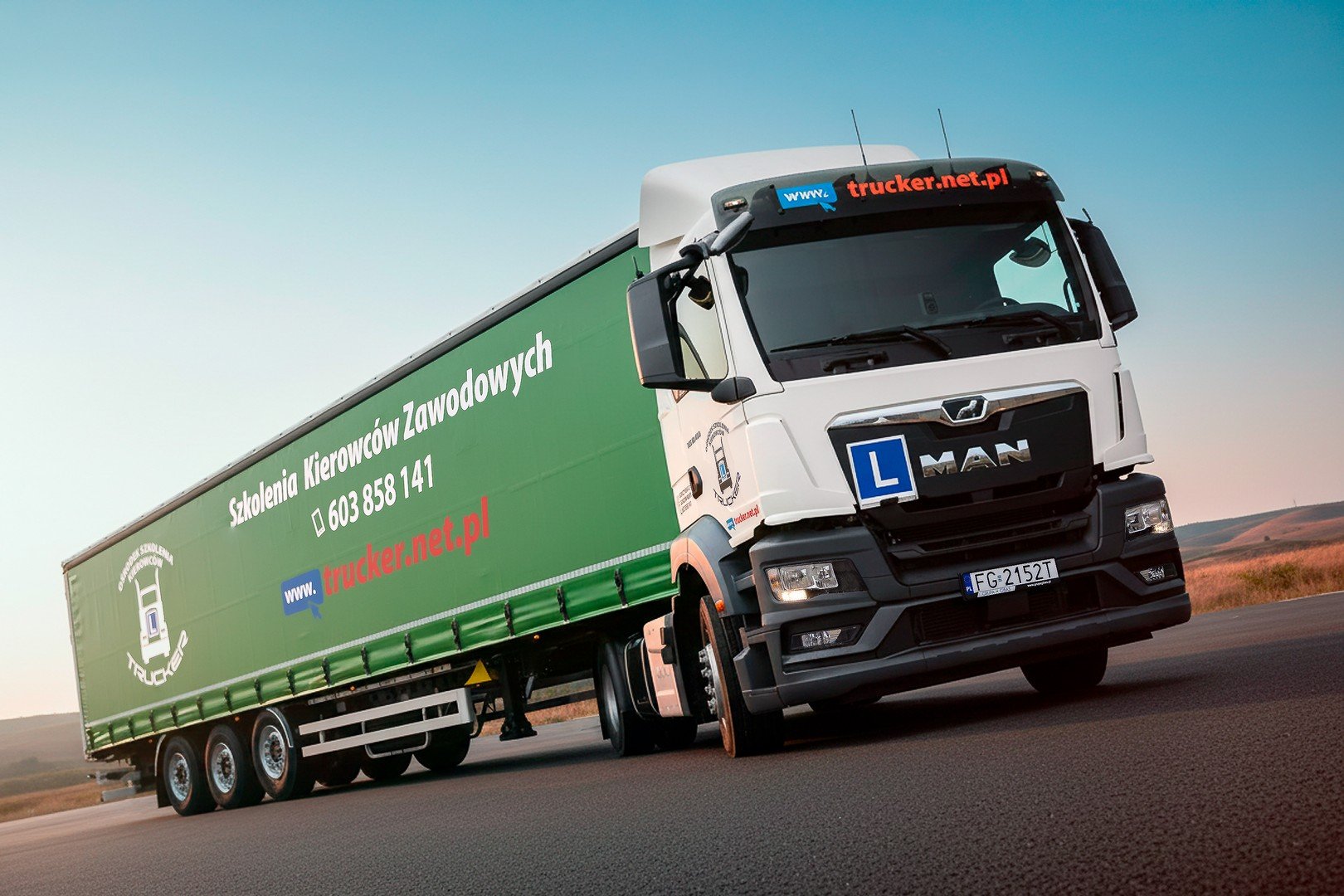 Ciągnik siodłowy MAN z naczepą - kurs kategorii C+E